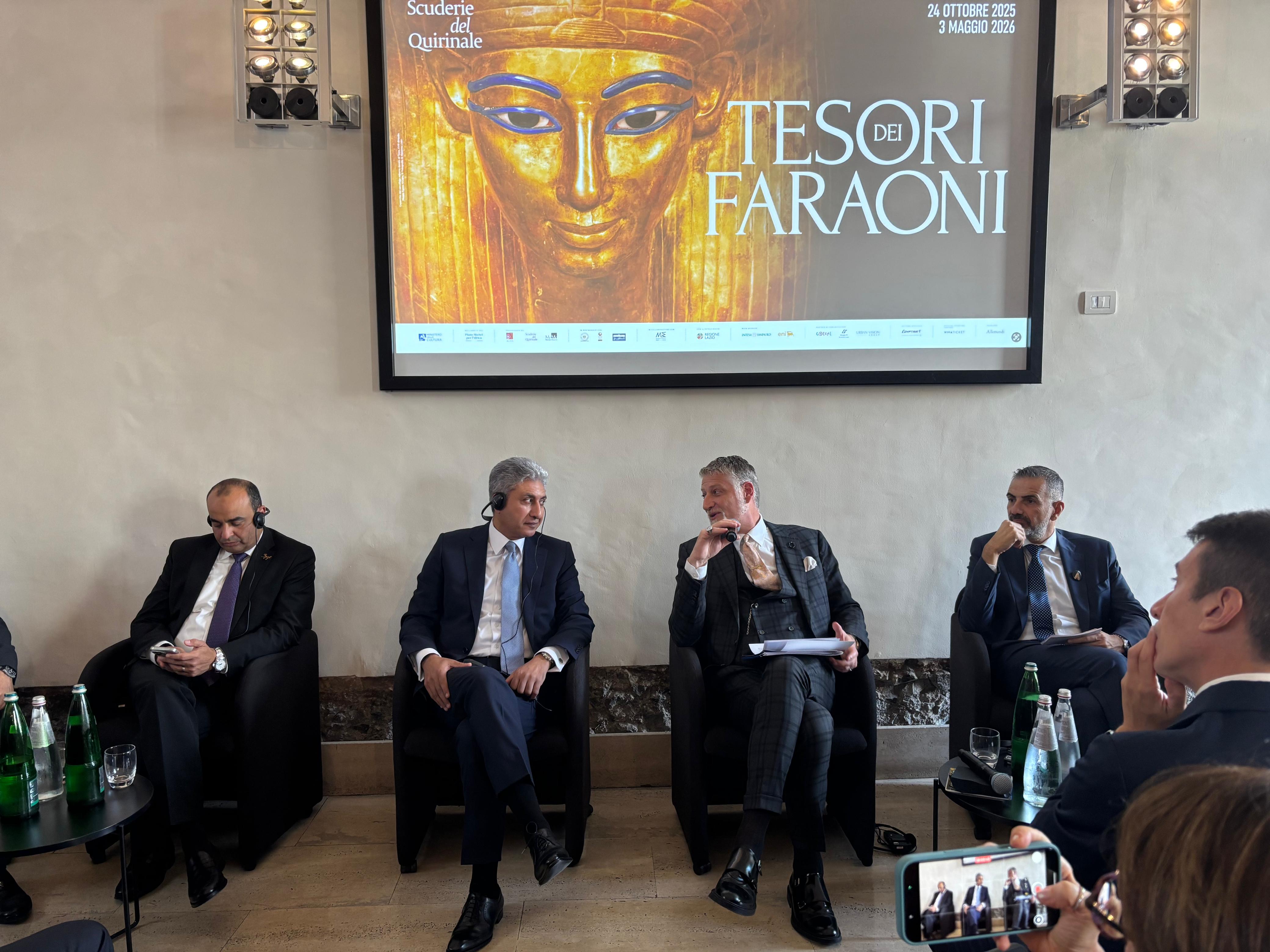 وزير السياحة والآثار المصري ووزير الثقافة الايطالي يعقدان مؤتمرا صحفيا حول معرض كنوز الفراعنة